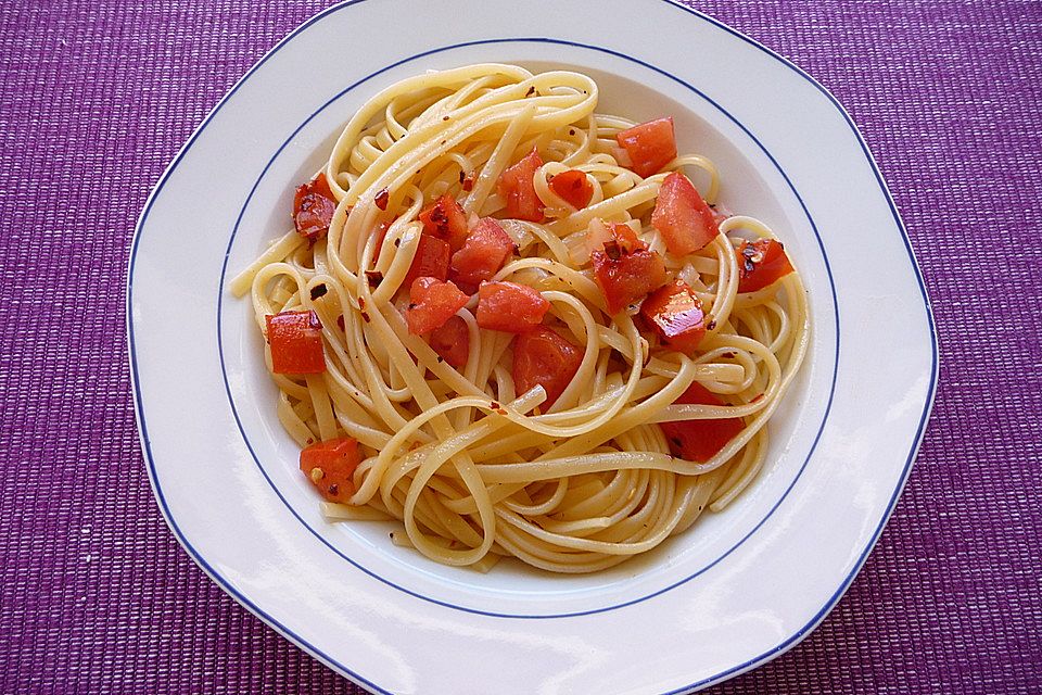 Spaghetti mit frischen Tomaten