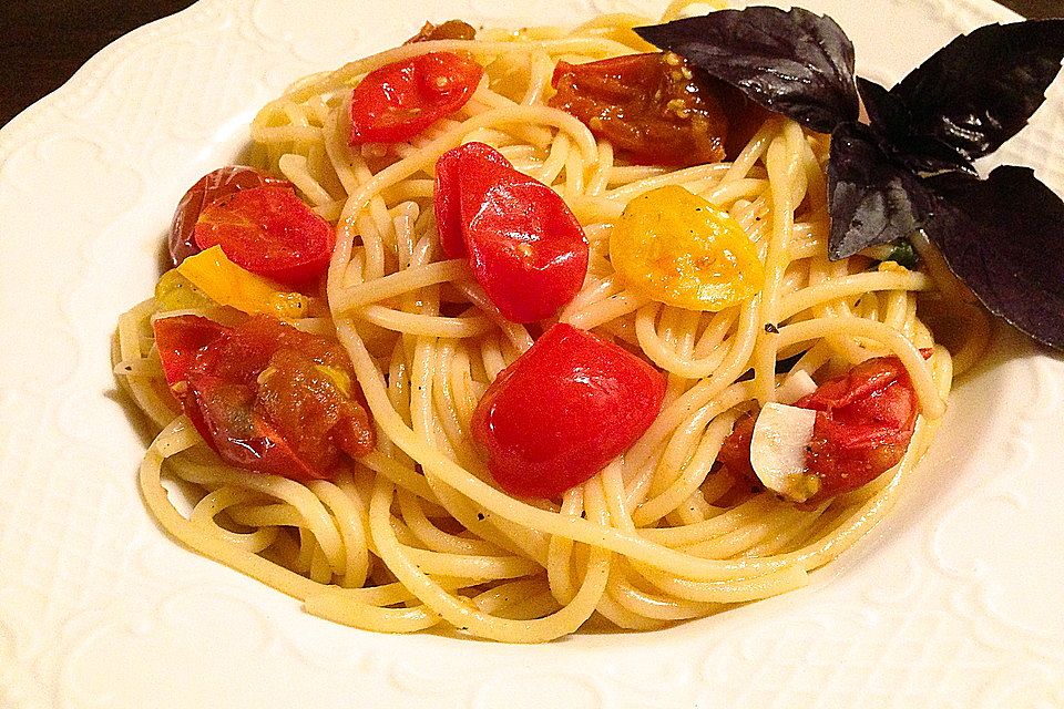 Spaghetti mit frischen Tomaten