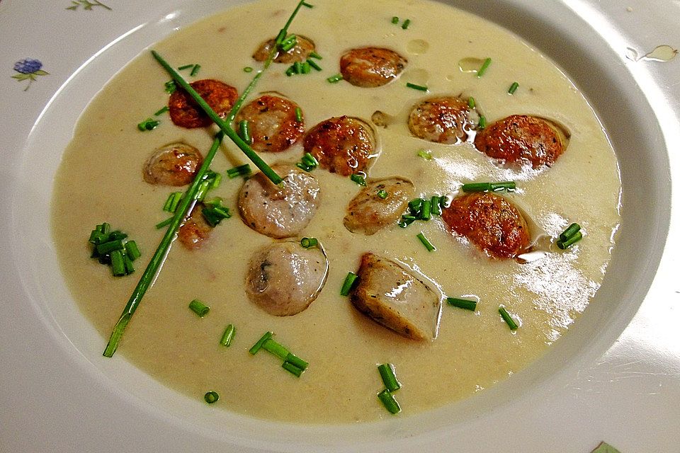 Rieslingsuppe mit Bratwurstklößchen