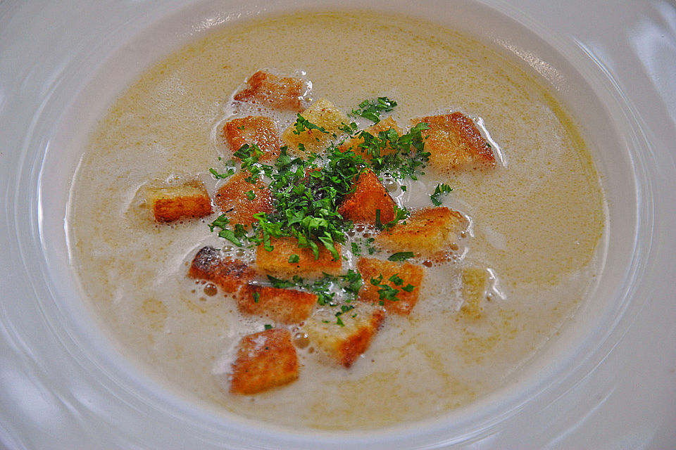 Rieslingsuppe mit Bratwurstklößchen