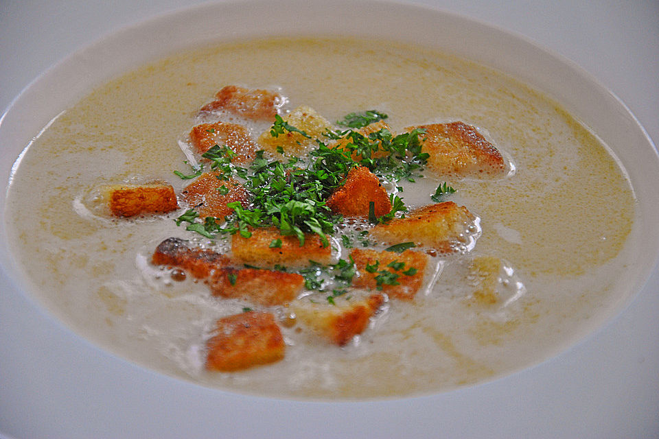 Rieslingsuppe mit Bratwurstklößchen