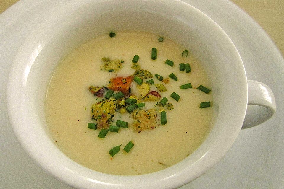 Rieslingsuppe mit Bratwurstklößchen