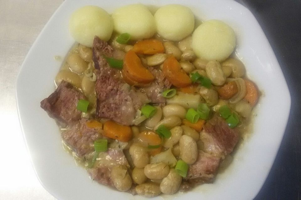 Geräucherter Schweinenacken mit Saubohnen