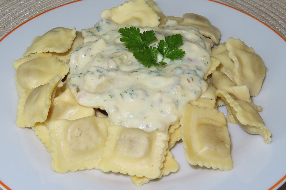 Ravioli mit Kräutersauce