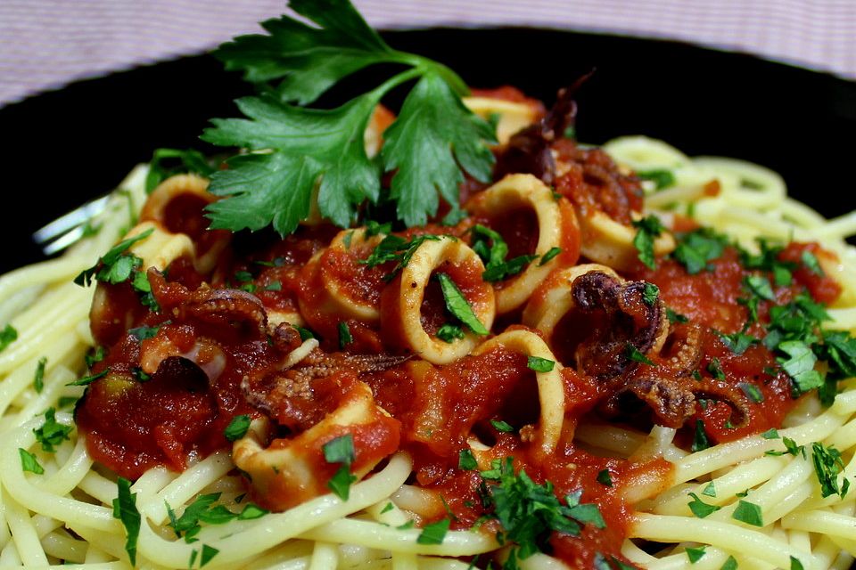 Spaghetti mit kleinen Tintenfischen