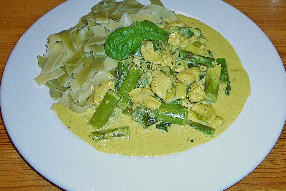 Spargel-Putenpfanne in Currysauce