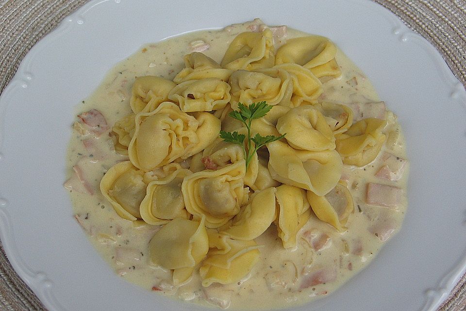 Tortellini mit Käse - Schinkensoße