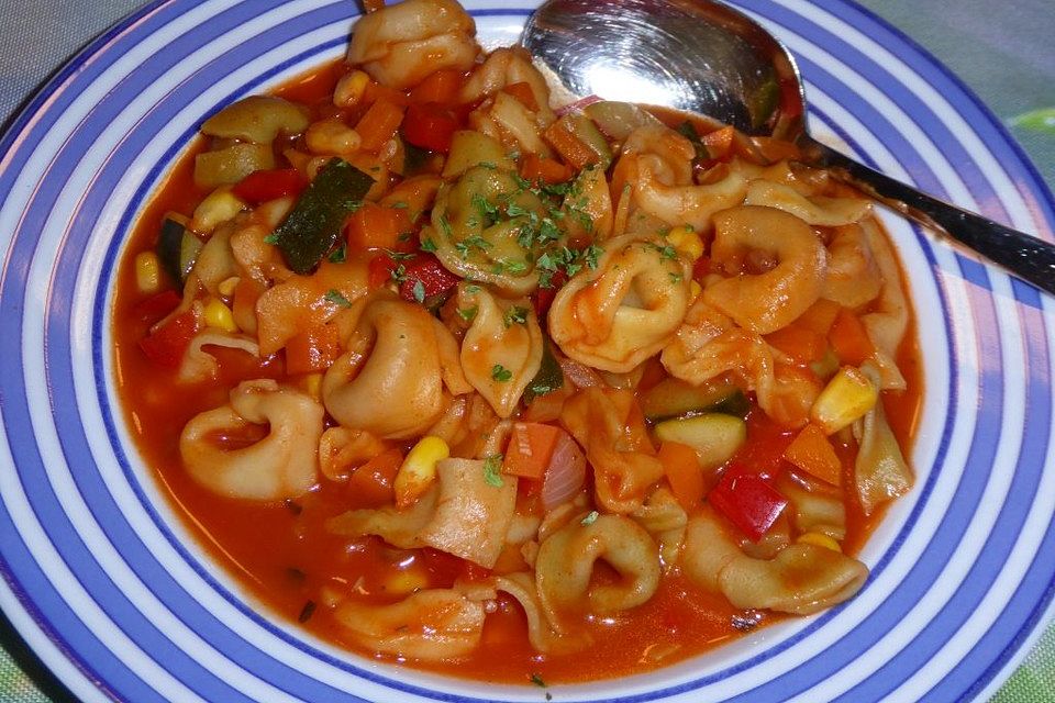 Bunter Tortellini-Gemüse Topf