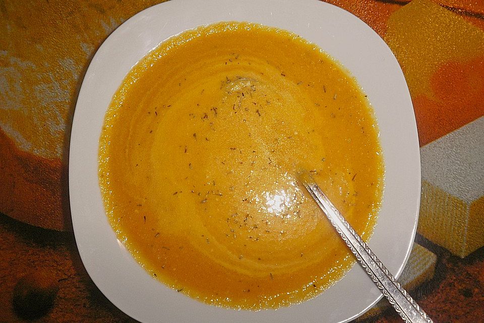 Möhrencremesuppe mit Joghurt