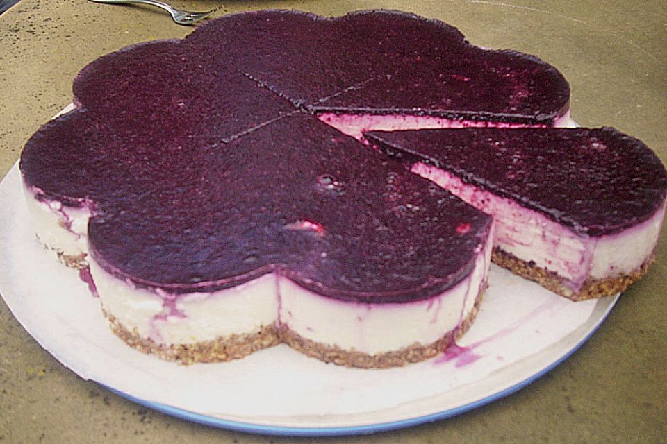 Heidelbeer-Cheesecake auf Knusperboden