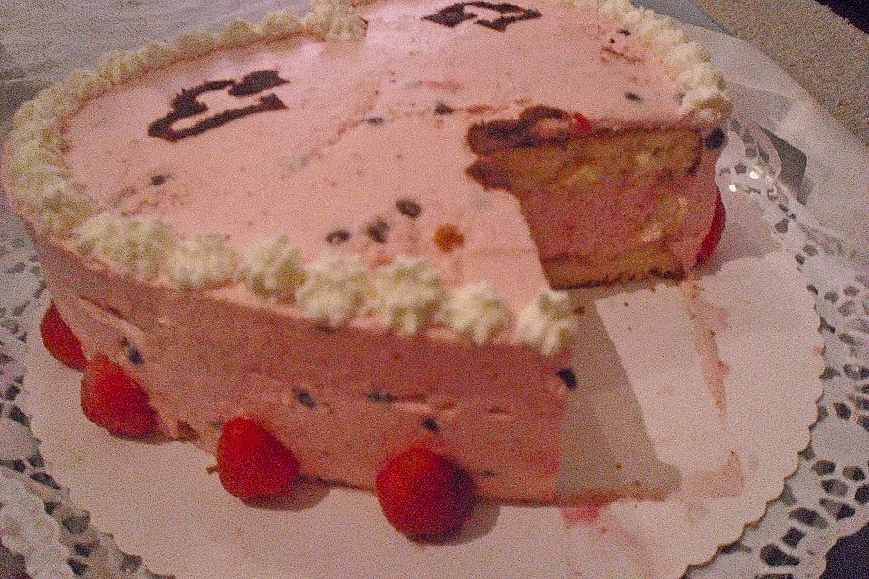 Erdbeercreme - Sahnetorte mit Mandelboden