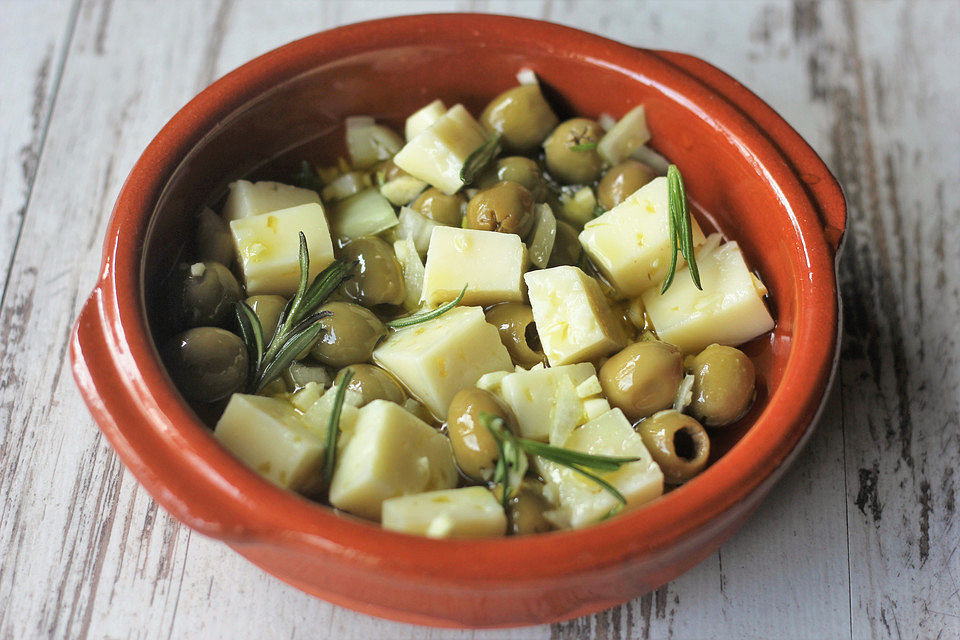 Spanischer Manchegokäse, eingelegt