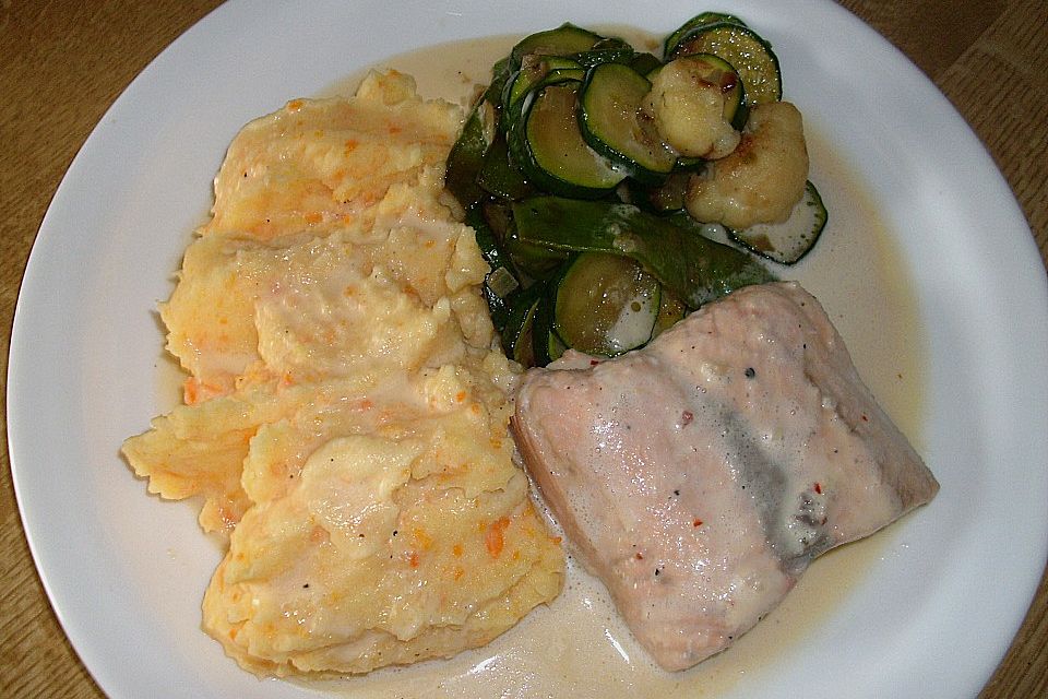 Lachsfilet in Weißweinsauce