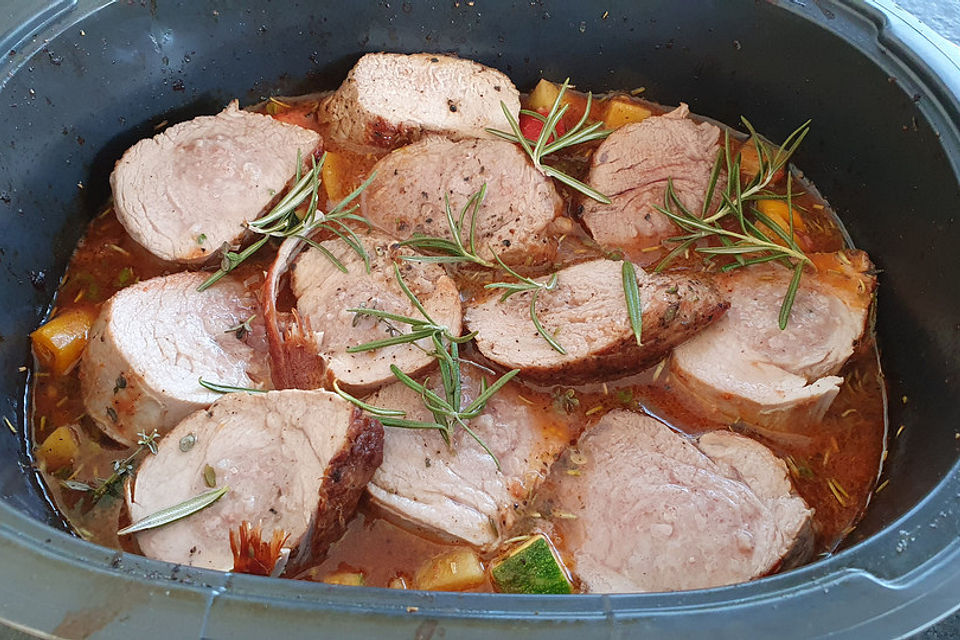 Schweinefilet auf mediterranem Ofengemüse