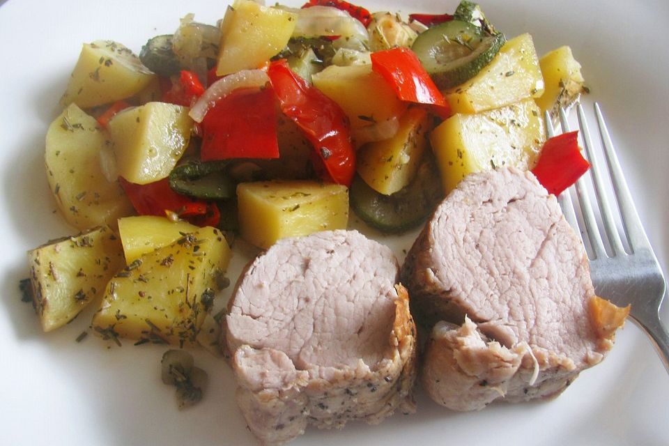 Schweinefilet auf mediterranem Ofengemüse