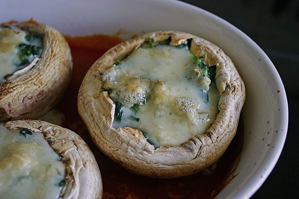 Gefüllte Riesenchampignons mit Tomatensoße