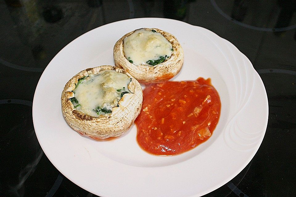 Gefüllte Riesenchampignons mit Tomatensoße