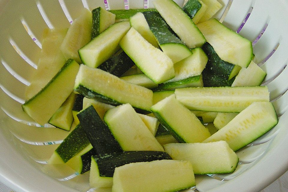 Zucchinisticks mit einem Zwiebeldip