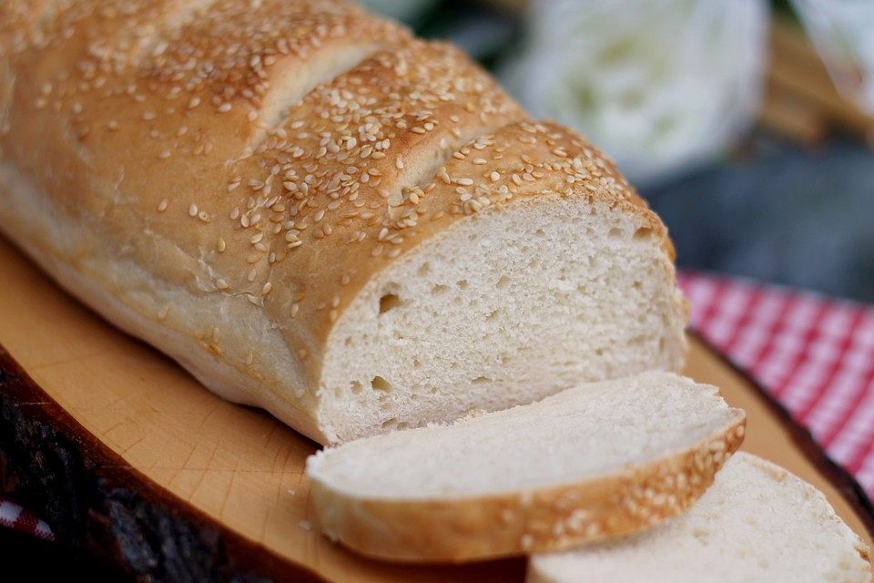 Frischkäsebrotstange mit Sesamkruste