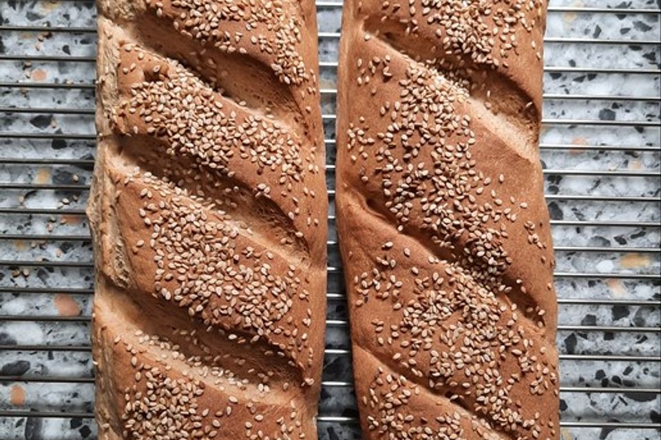 Frischkäsebrotstange mit Sesamkruste