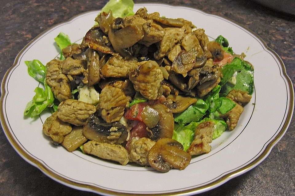 Gemischter Salat mit Putenbruststreifen