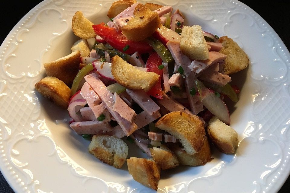 Leberkäsesalat mit Laugenstangencroutons