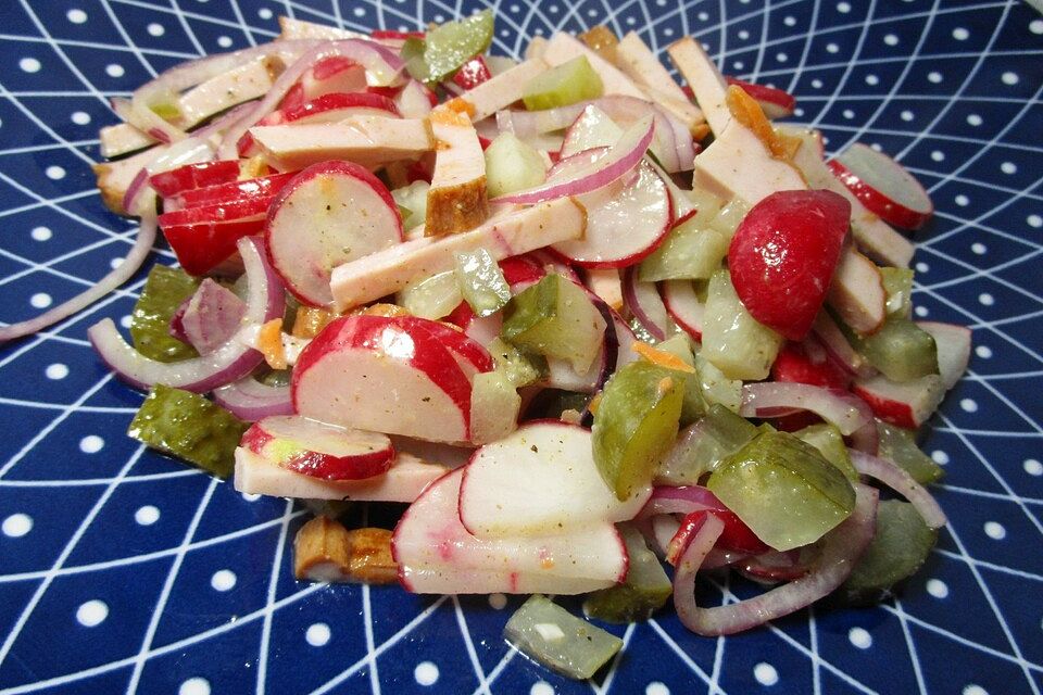 Leberkäsesalat mit Laugenstangencroutons