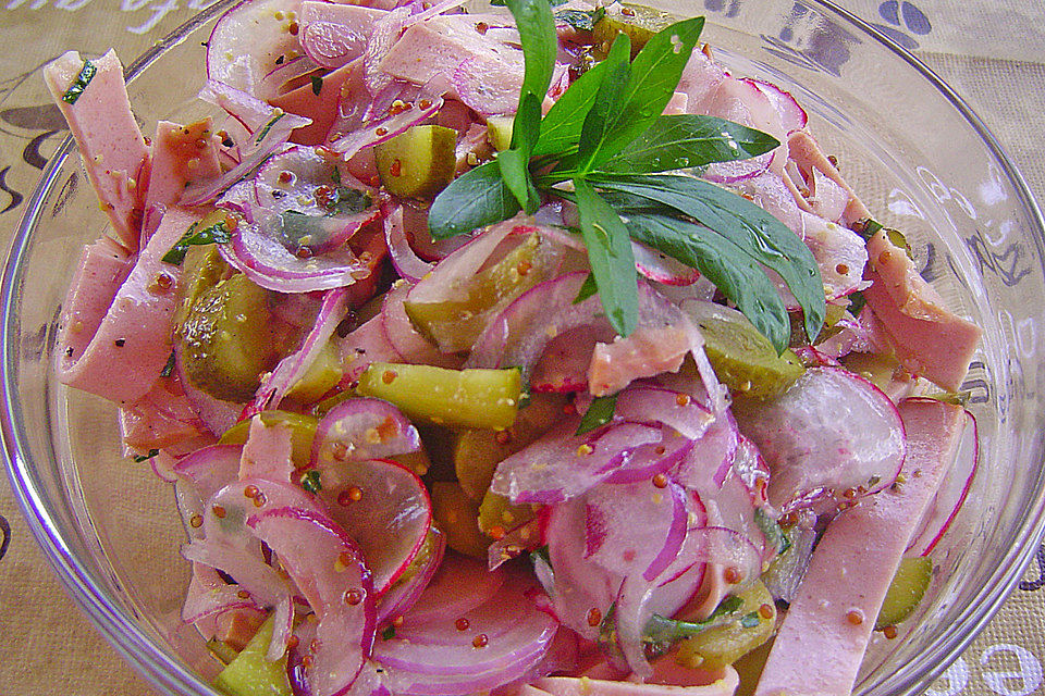 Leberkäsesalat mit Laugenstangencroutons