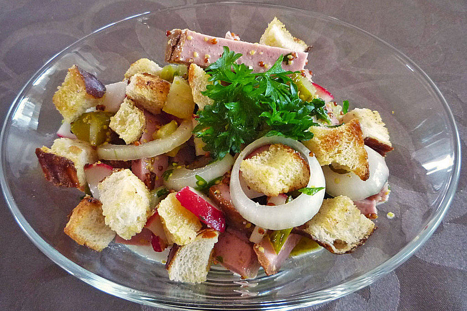 Leberkäsesalat mit Laugenstangencroutons