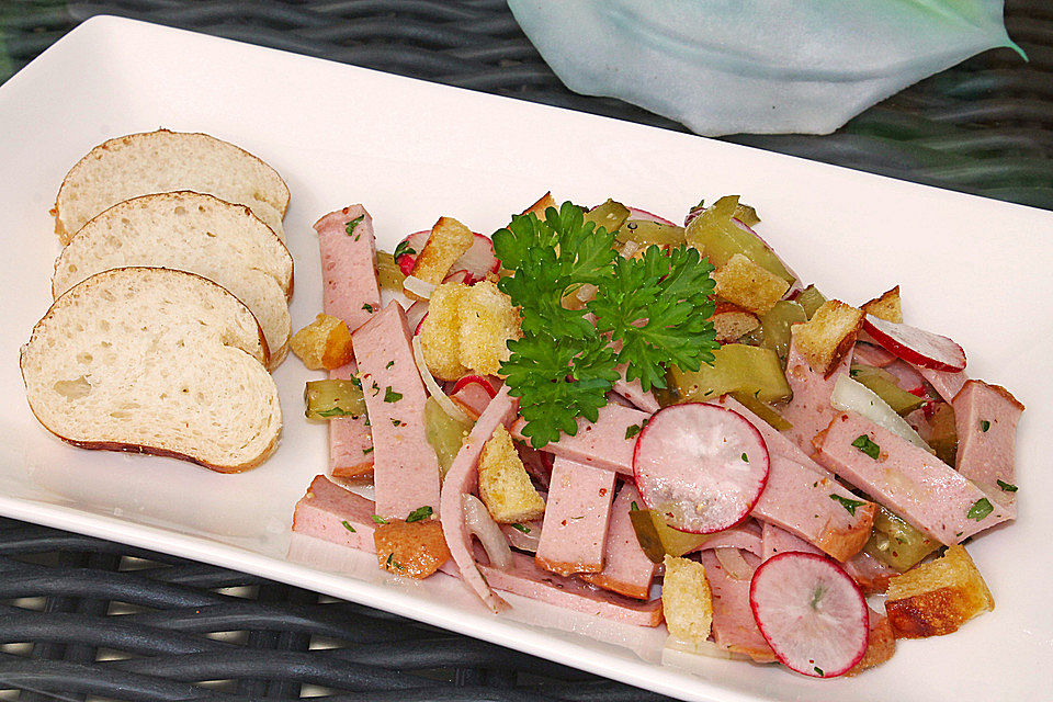 Leberkäsesalat mit Laugenstangencroutons