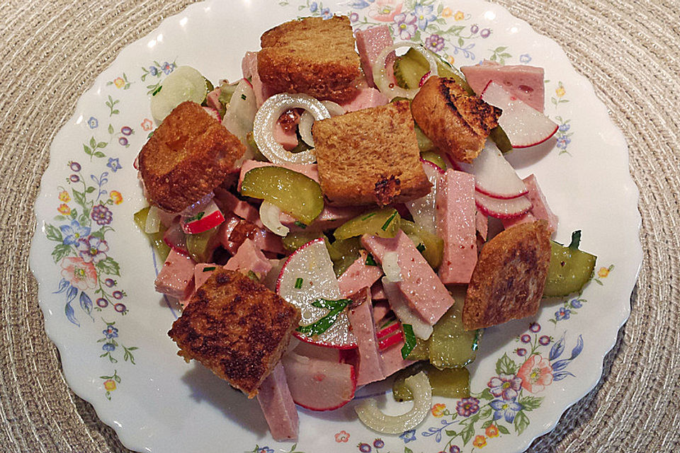 Leberkäsesalat mit Laugenstangencroutons