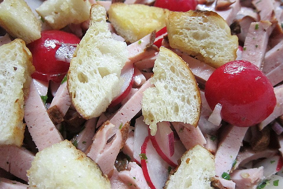 Leberkäsesalat mit Laugenstangencroutons