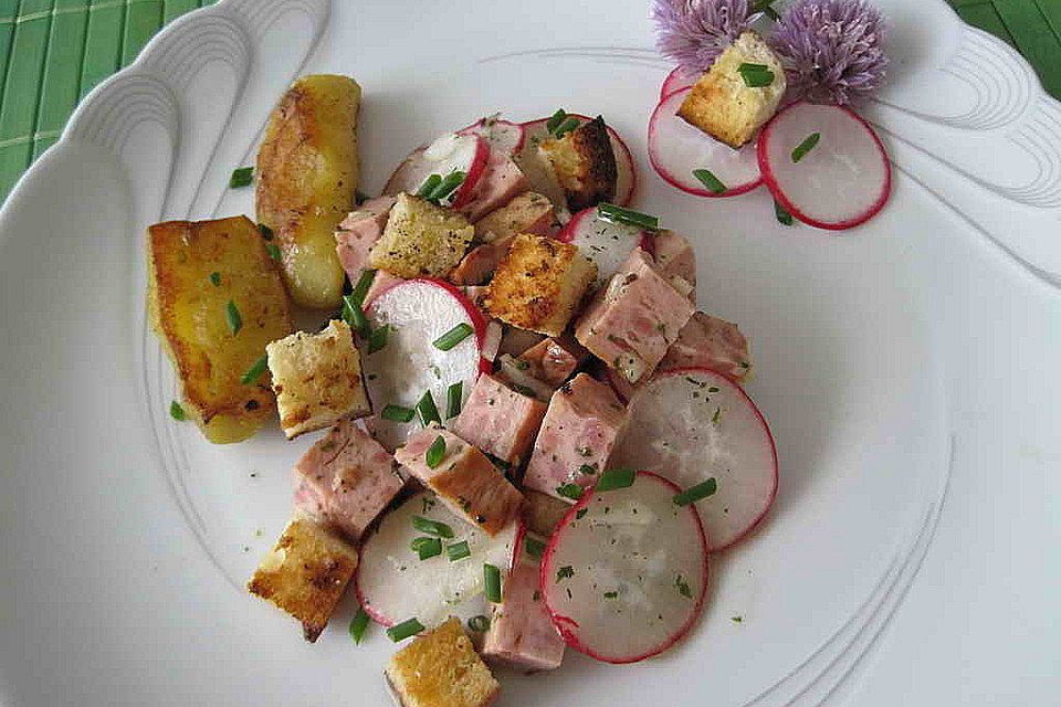 Leberkäsesalat mit Laugenstangencroutons