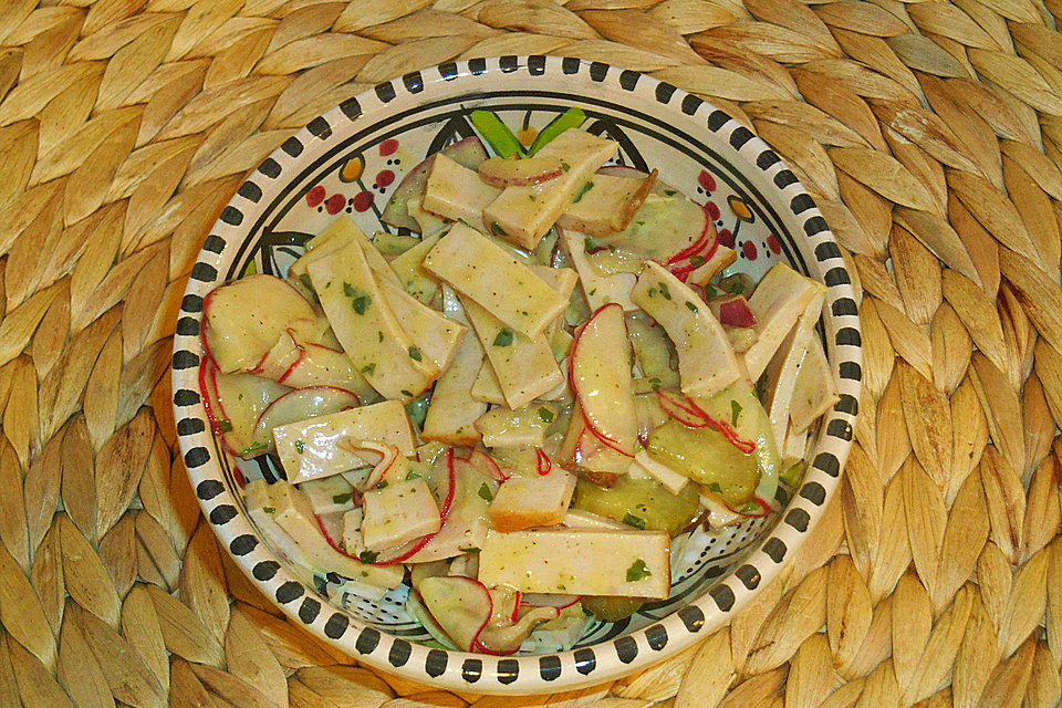 Leberkäsesalat mit Laugenstangencroutons