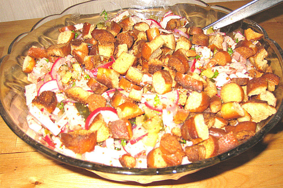 Leberkäsesalat mit Laugenstangencroutons