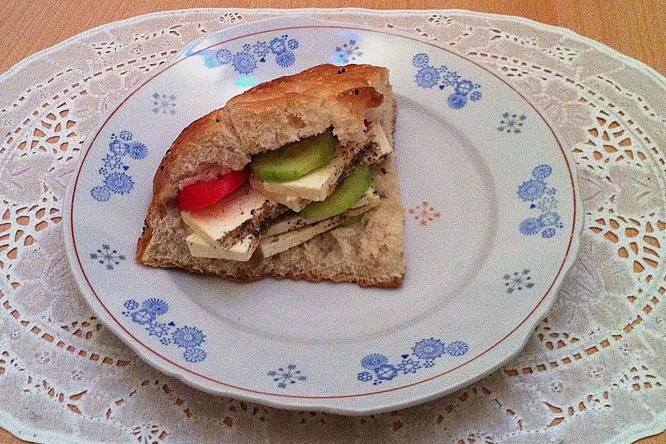 Heißer Schafskäse im Fladenbrot