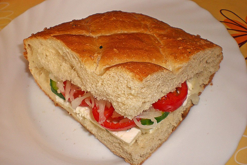 Heißer Schafskäse im Fladenbrot