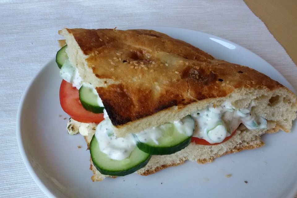 Heißer Schafskäse im Fladenbrot