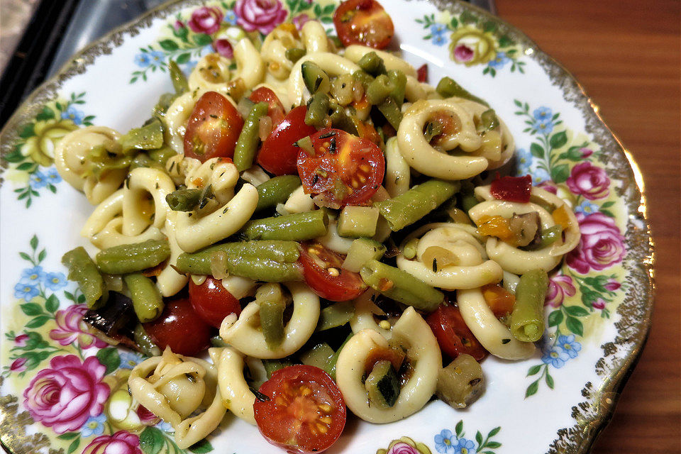 Nudelsalat mit Bohnen