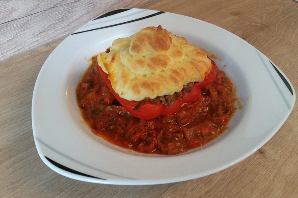 Gefüllte Paprika mit Kartoffelhäubchen