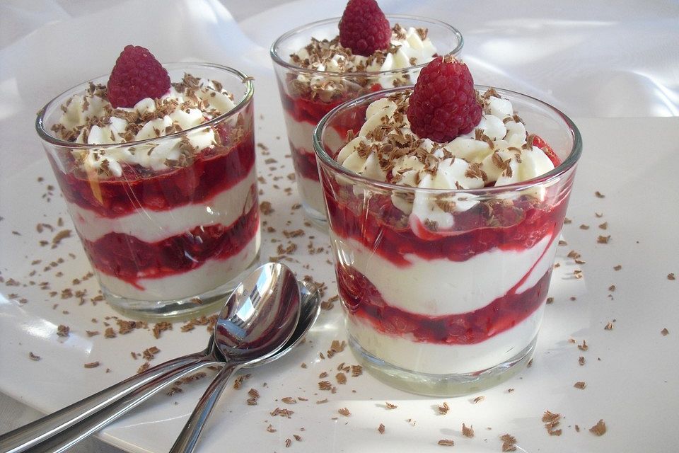 Himbeeren auf Quarkcreme