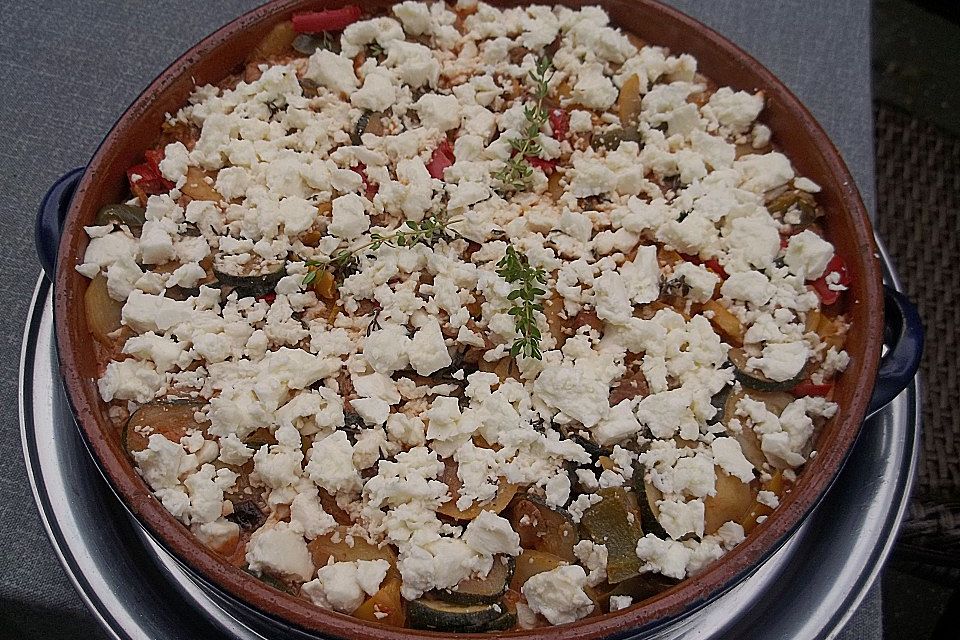 Zucchinipfanne mit Feta überbacken