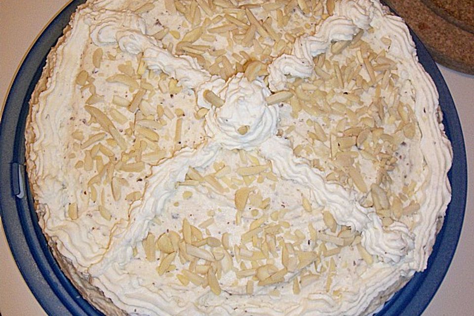 Nougatsahnetorte mit Kirschfüllung