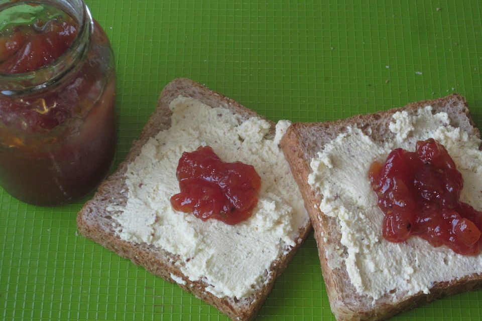 Ziegenfrischkäse mit Tomatenmarmelade