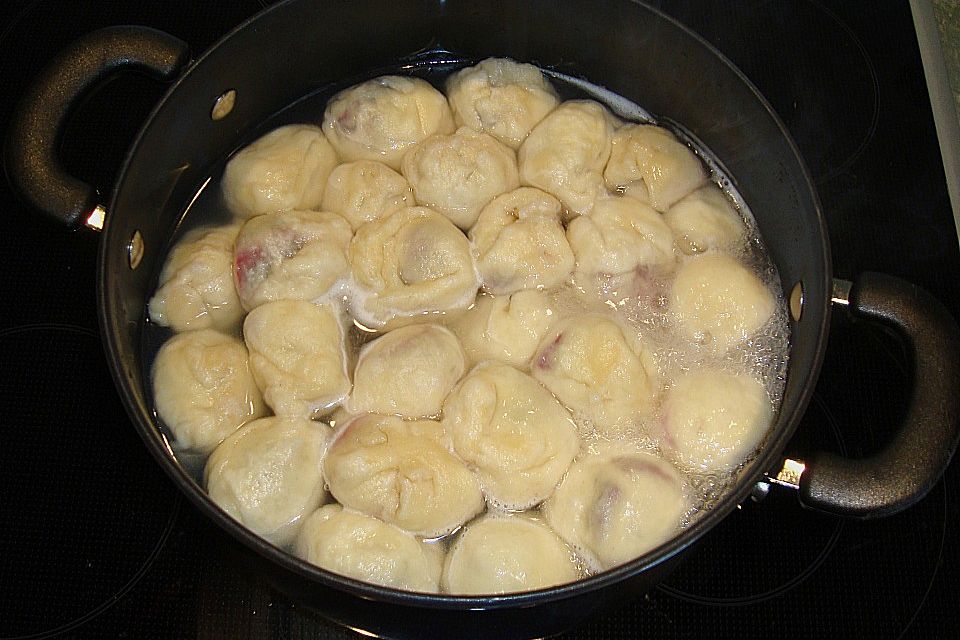 Pflaumenknödel aus Hefeteig