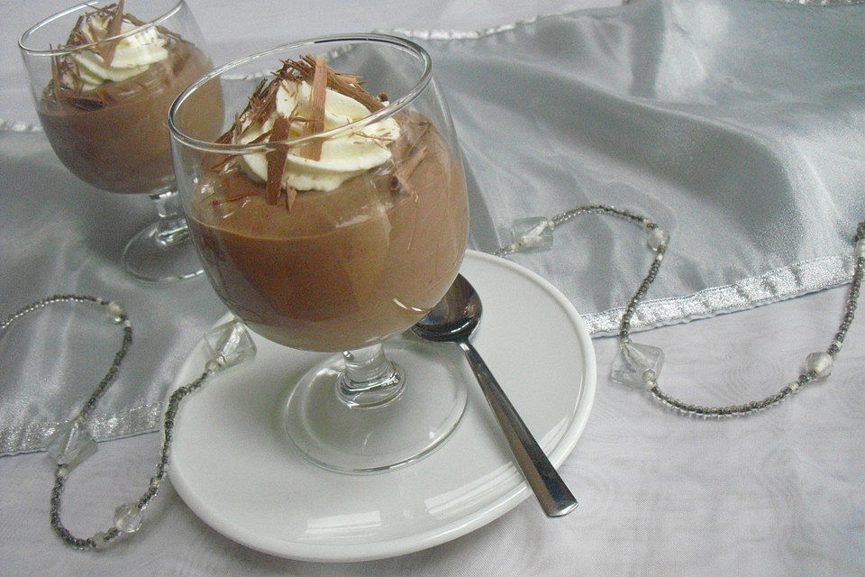 Schokoladenpudding mit Sahne