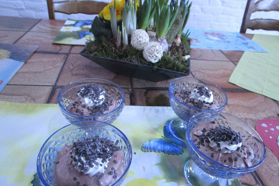 Schokoladenpudding mit Sahne