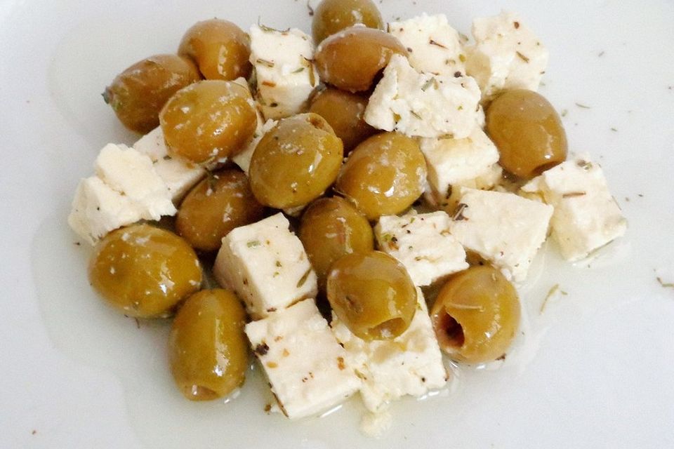 Eingelegte Oliven mit Feta