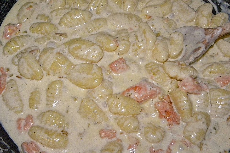 Schnelle Lachspfanne mit Gnocchi