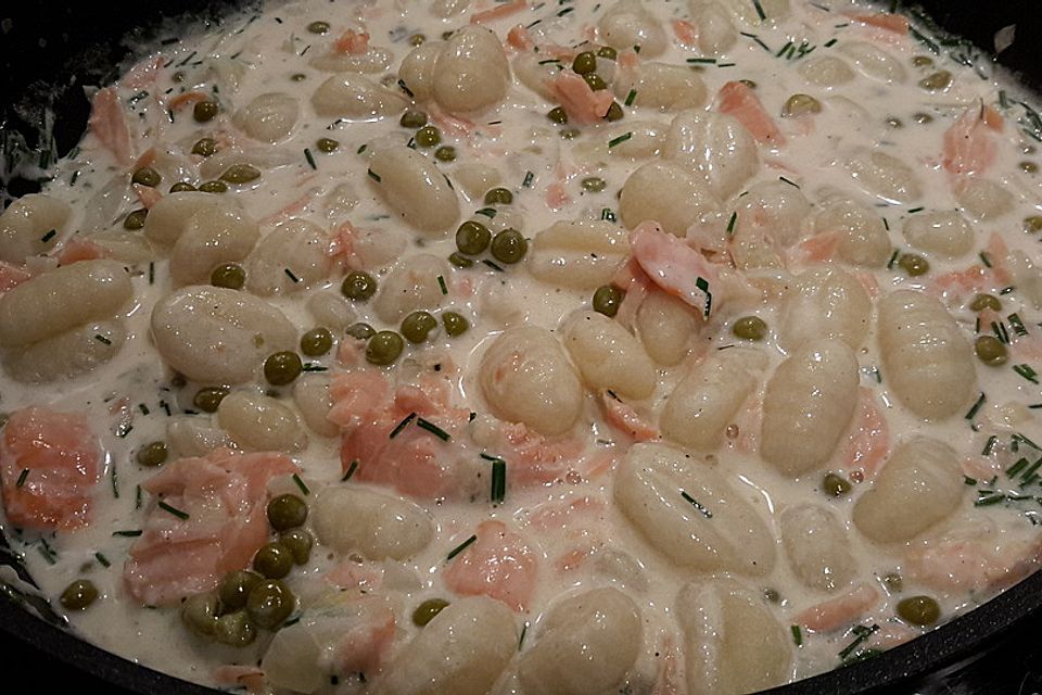 Schnelle Lachspfanne mit Gnocchi